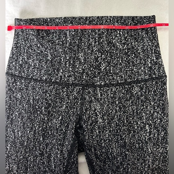 Lululemon size 6 Wunder under high rise 7/8 length black speckled Leggings - Picture 5 of 6
